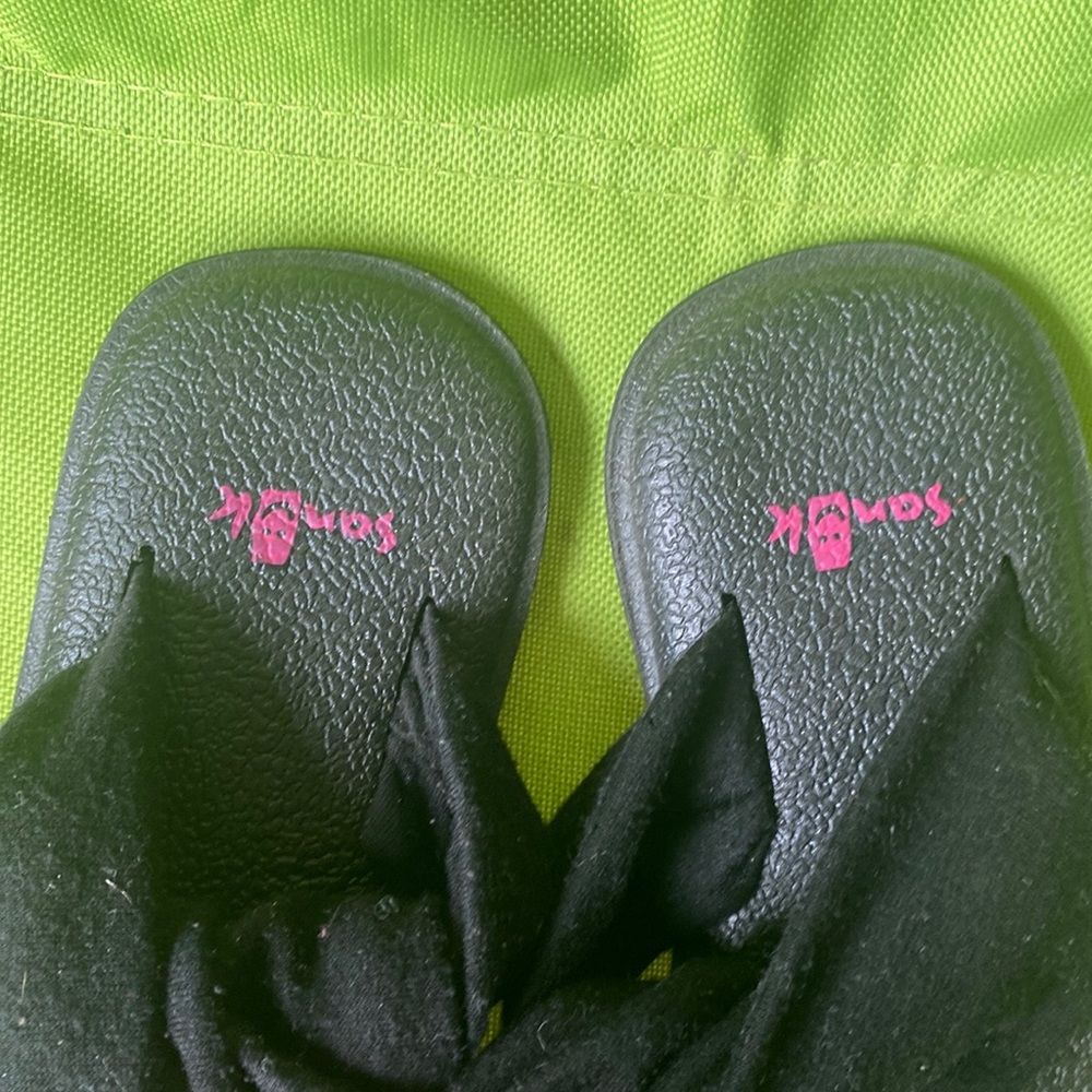 Girls sanuks - Picture 3 of 4